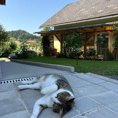 Gaestezimmer Schupanez לינה וארוחת בוקר 3*