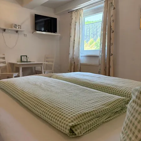 Gaestezimmer Schupanez לינה וארוחת בוקר ליוצכאך